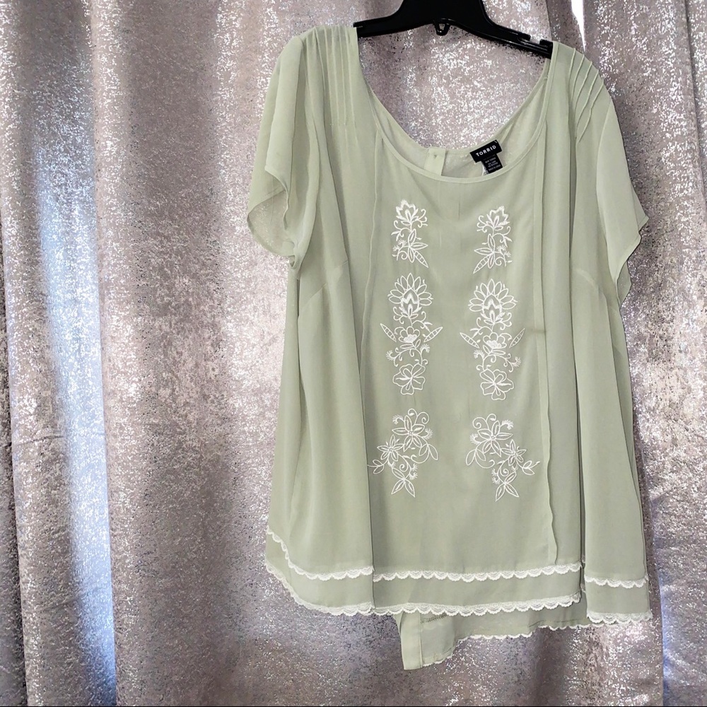 Plus size torrid shirt in a size 4